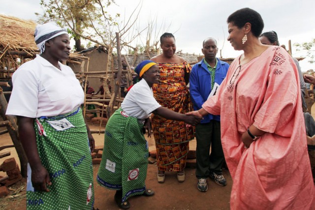 2013年10月、マラウイのリロングウェ県で女性農業団体のメンバーとあいさつを交わすムランボ＝ヌクカ事務局長©Maria Thundu