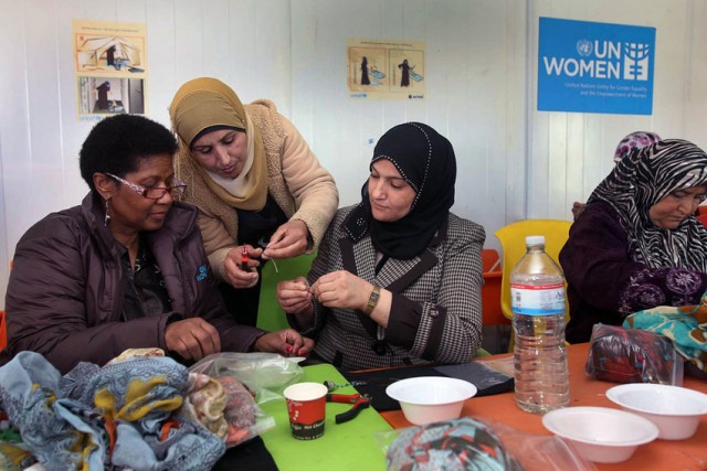 2014年2月、ヨルダン訪問中にシリア難民のもとを訪れたムランボ＝ヌクカ事務局長©UN Women
