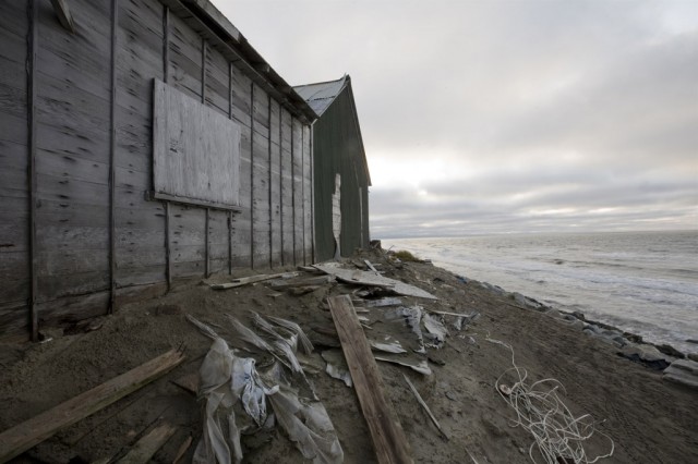 アラスカ州シシュマレフでは、気候変動による潮位の上昇で家屋や水系、インフラが破壊され、文字どおり海に飲み込まれて廃墟となる家も出ている©Photo: UNEP GRID Arendal/Lawrence Hislop