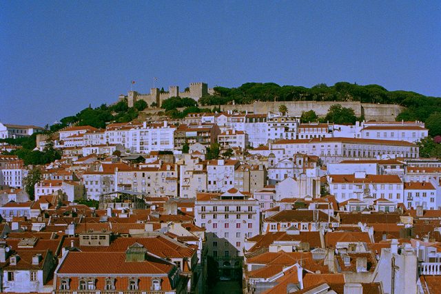 由緒あるリスボン中心部を見渡すようにそびえ立つサン・ジョルジェ城の遠景©UN/ Clara Pereira