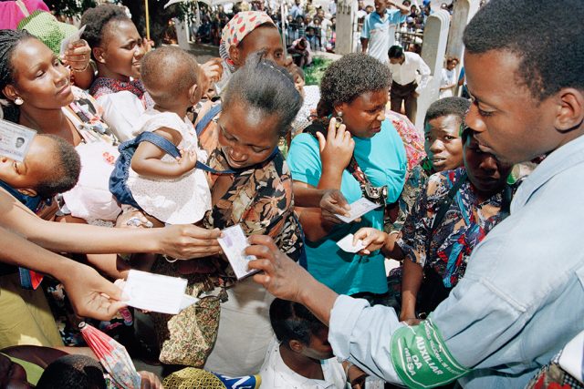 モザンビークの有権者たち。マプト郊外の投票所の外で、登録カードを提示して列を作る©UN Photo/ Pernaca Sudhakaran 