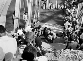 ２「1967年のアラブ・イスラエル紛争中、アレンビー橋を渡って避難するパレスチナ難民」