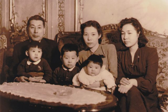 ドイツ東プロイセンの日本領事館に赴任中の杉原とその家族 Photo: NPO Chiune Sugihara Visas For Life