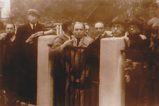リトアニア、カウナスの日本領事館前で、ビザの申請に並ぶユダヤ人Photo: NPO Chiune Sugihara Visas For Life