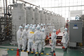 IAEAの専門家チームが、2011年の地震と津波で被害を受けた福島原子力発電所を査察。査察団は汚染水から放射性物質を取り除く浄化装置を調査した（2015年2月） ©Susanna Loof/IAEA