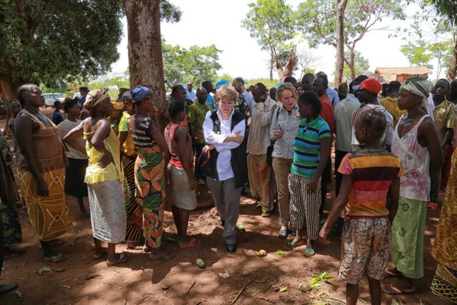 中央アフリカ共和国（CAR）のバンバリを訪問するジェーン・ホール・ルート氏（中央）（2016年4月）©UN Photo/Nektarios Markogiannis 