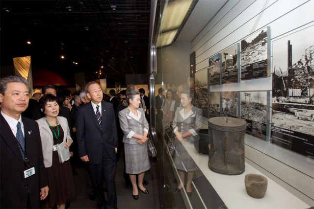 2010年8月、長崎原爆資料館を訪れる潘基文（パン・ギムン）国連事務総長（右から2番目）、柳淳沢（ユ・スンテク）夫人（事務総長の右）と側近の高官とともに©UN Photo/Eskinder Debebe