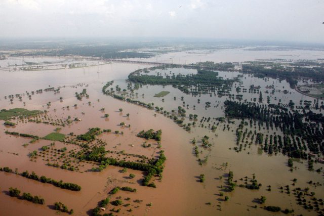 2010年8月、パキスタンのパンジャブ州を襲った豪雨で、大規模な洪水に見舞われたムルタン市付近の様子©UN Photo/Evan Schneider