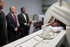 南アフリカを公式訪問した際に、スティーブ・ビコ・アカデミック病院を訪問するIAEA天野之弥事務局長（左）（2015年3月19日）©Conleth Brady/IAEA 