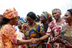 初の公式フィールド訪問の途中、中央アフリカ共和国のブリアで女性グループおよび性的暴力の被害者に会う、ザイナブ・ハワ・バングーラ特別代表（左）（2012年12月）©UN Photo/Cristina Silveiro