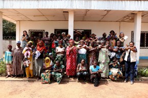 中央アフリカ共和国のパウアで女性のグループに会うザイナブ・ハワ・バングーラ特別代表（2012年12月）©UN Photo/Cristina Silveiro 