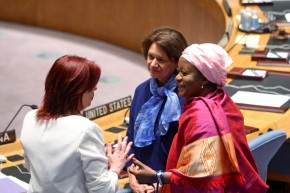 「女性・平和・安全保障」に関する国連安全保障理事会の会合の会場において、他の代表者と言葉を交わすザイナブ・ハワ・バングーラ特別代表（右）（2013年6月）©UN Photo/Devra Berkowitz
