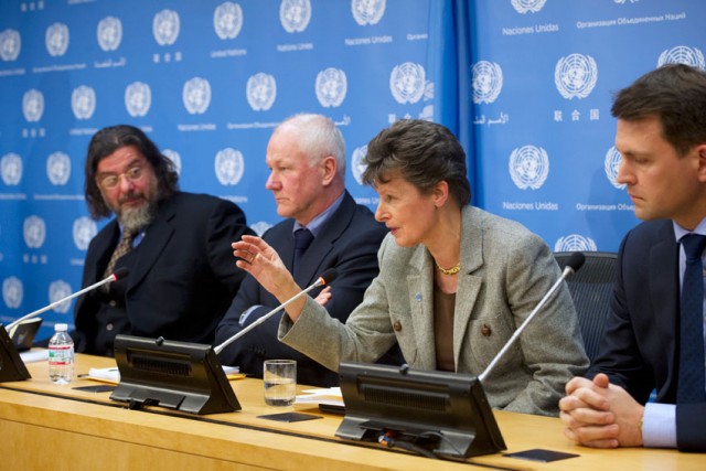 2013年12月13日、シリアにおける化学兵器使用疑惑についての調査結果を報道陣に説明するケイン上級代表と国連調査団のメンバー©UN Photo/Amanda Voisard