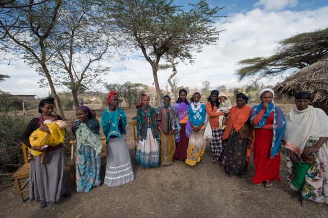 2016年1月、エチオピアのオロミア州で、干ばつ被災地の視察に訪れた潘基文（パン・ギムン）事務総長を迎えるズワイドゥグダ郡の女性©UN Photo/Eskinder Debebe