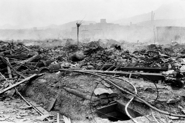 1945年8月10日、廃墟と化した長崎の爆心地から700メートルの地点で煙を上げる瓦礫©UN Photo/Yosuke Yamahata