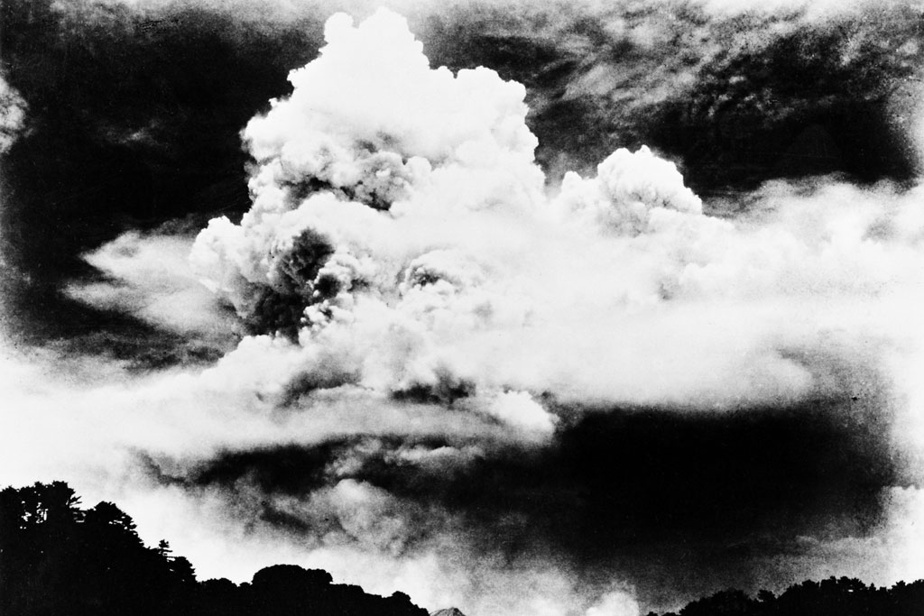 1945年8月9日正午ごろ、爆心地の南約3キロメートルから撮影した長崎を覆う原子雲©UN Photo/Nagasaki International Cultural Hall