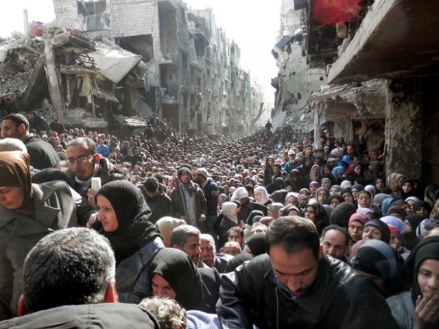 「ヤルムークでUNRWAからの食糧配給を待つパレスチナ難民、シリア・アラブ共和国」