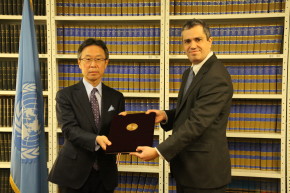 国連法務局のビジャルパンド課長に障害者権利条約の批准書を提出する吉川元偉国連大使（2014年1月20日、ニューヨークの国連本部で）