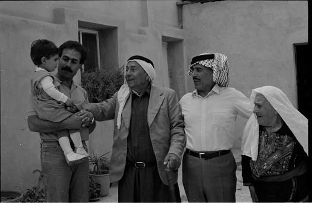 「4世代のパレスチナ難民、ヨルダン」・年不詳、写真：M. Nasr © UNRWA Archives