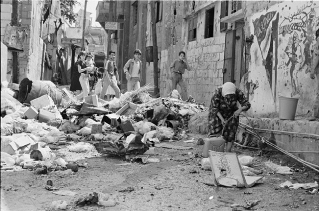 「1982年のイスラエルのレバノン侵攻で被害を受けたベイルートの難民キャンプ」