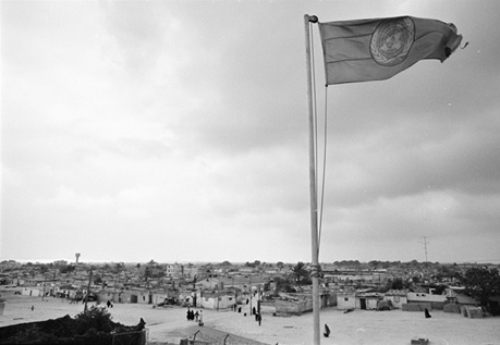 「難民キャンプを見下ろす国連旗」年不詳、写真：M. Nasr © UNRWA Archives