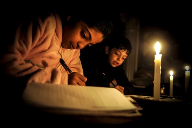 「停電の中で宿題をするパレスチナ難民」