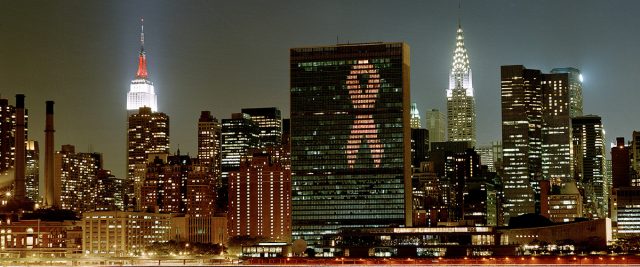 2001年6月、HIV／エイズ特別総会の開催を記念して、エイズ撲滅のシンボル・マークのレッド・リボン（別名エイズ・リボン）がニューヨークの国連本部・事務局ビルに浮かび上がった©UN Photo/Eskinder Debebe