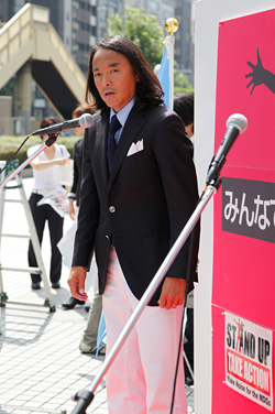国連大学本部ビル前で、スタンド・アップ・テイク・アクション2010のキャンペーン・サポーターを務める北澤さん。