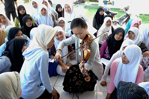 ミュージック・シェアリングの活動の一環として、インドネシア・スマトラ島メダンにある寄宿舎を訪れ、子どもたちと触れ合う五嶋みどりさん（2008年12月） Photo: T. Oda